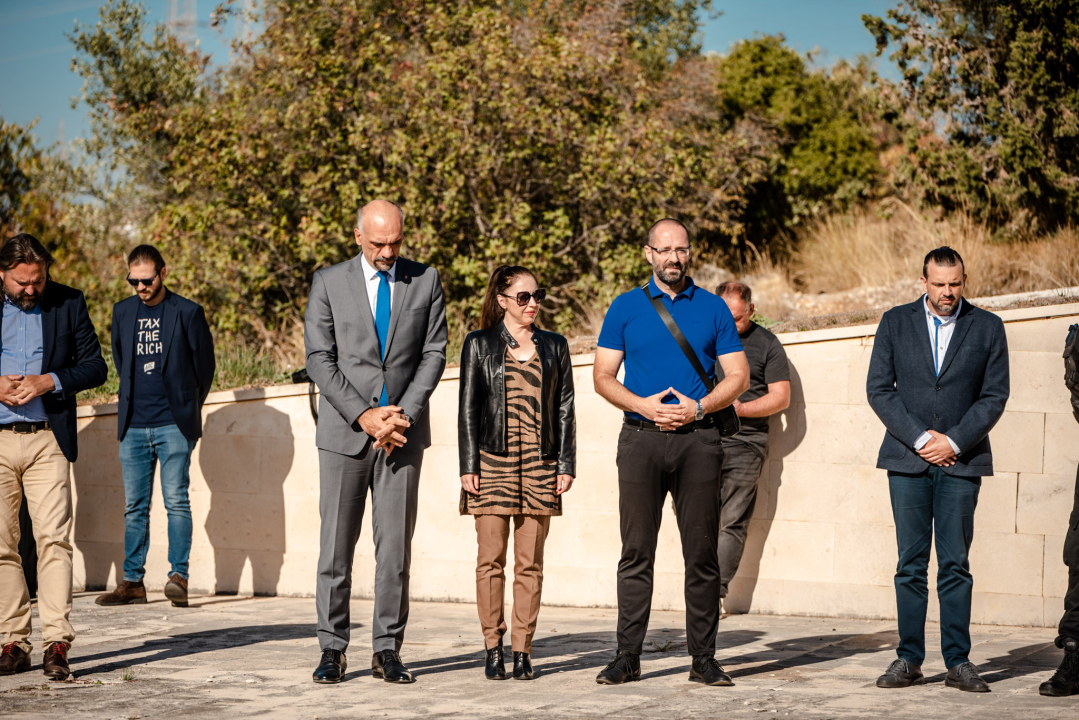 Na spomen-kosturnicu na Kvanju stavljeni karanfili: 'Za poginule neće biti zvučnika po gradu, ali će biti ponosa i prkosa'