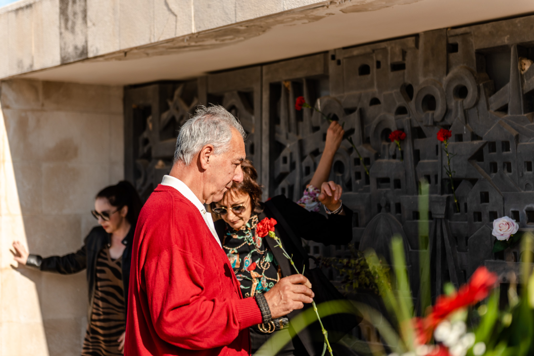 Na spomen-kosturnicu na Kvanju stavljeni karanfili: 'Za poginule neće biti zvučnika po gradu, ali će biti ponosa i prkosa'
