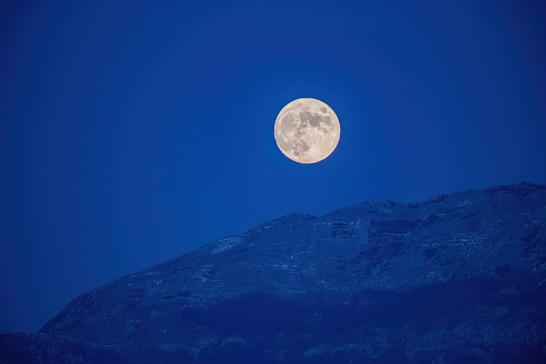 Pogled na pun mjesec iznad Šibenika oduzima dah