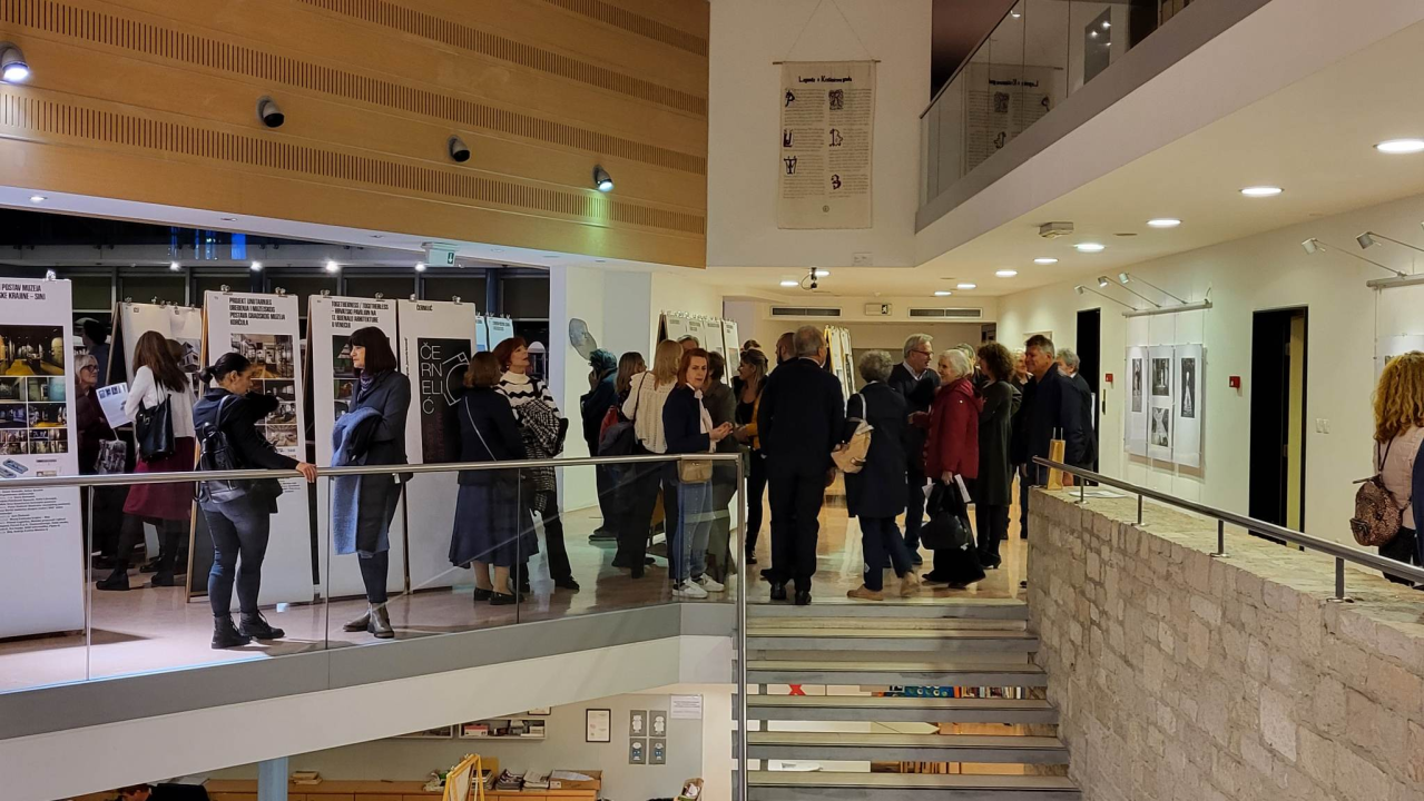 U šibenskoj knjižnici otvorena međunarodna izložba 'Lovely Old Town' u sjećanje na Milivoja Zenića 