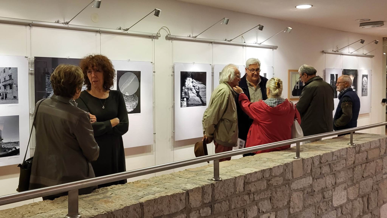 U šibenskoj knjižnici otvorena međunarodna izložba 'Lovely Old Town' u sjećanje na Milivoja Zenića 