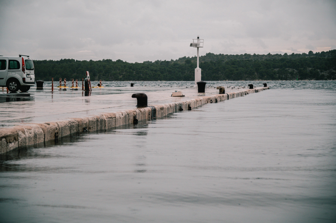 Dolac opet poplavio, razina mora se i dalje diže: Policija savjetuje vozačima da izbjegavaju rivu