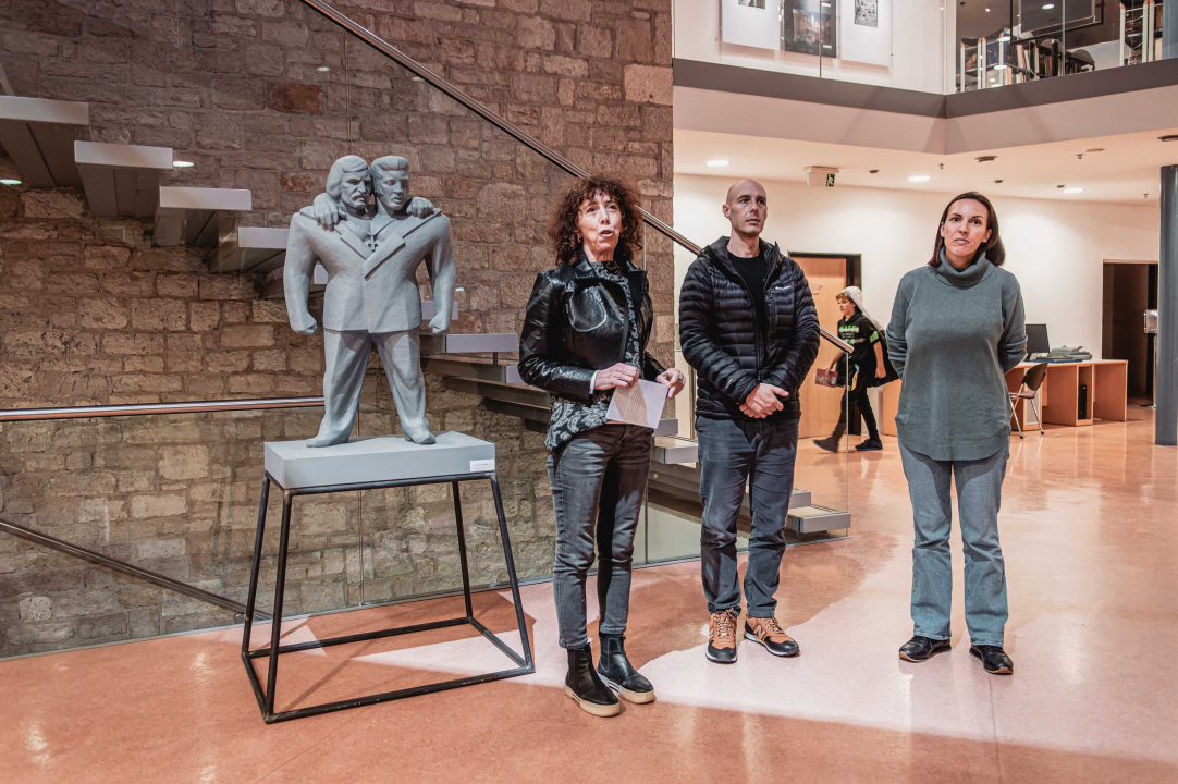 Mišo i Elvis u knjižnici pod istom košuljom kao sijamski blizanci: Dva kralja će vas oduševiti!