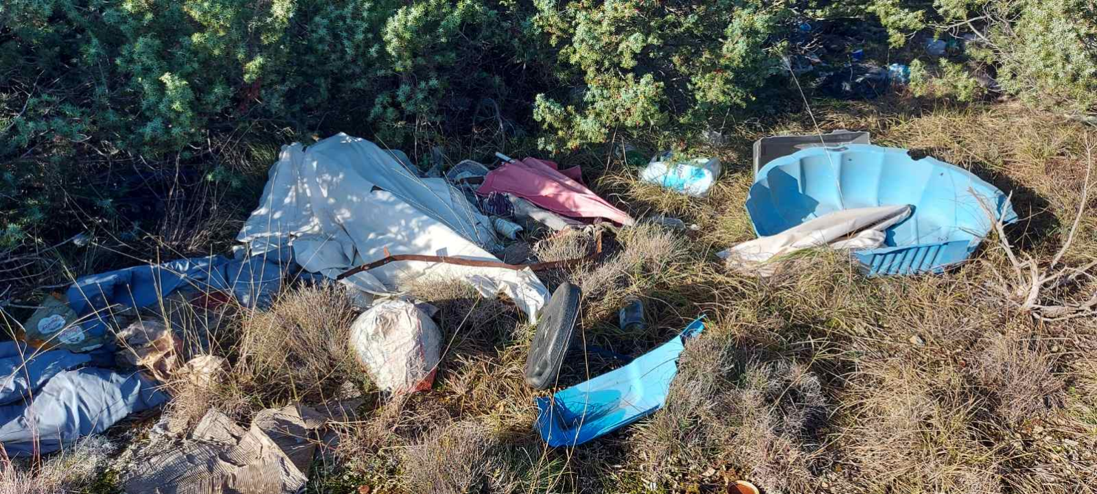 Kante od ulja, građevinski otpad, plastika... Sve se to nalazi u predivnoj prirodi na Gorišu 