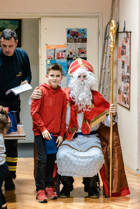 Sveti Nikola posjetio djecu šibenskih vatrogasaca: Naravno, podijelio je darove 