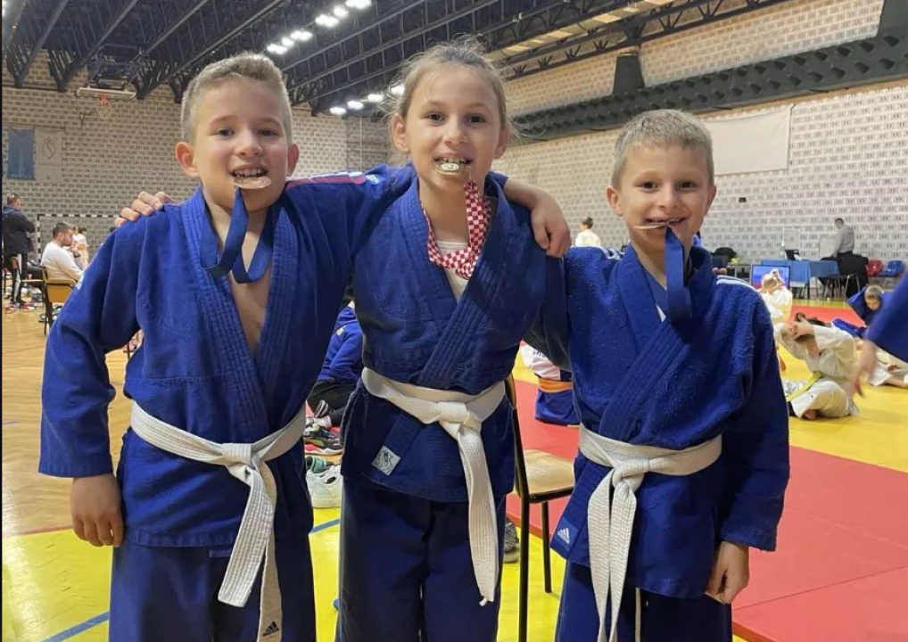 Članovi Judo kluba Šibenik na turniru u Splitu osvojili četiri zlatne, jednu srebrnu i četiri brončane medalje 