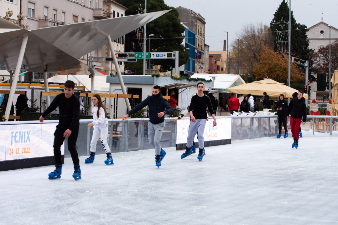 Kiša pada, Šibenčani proklizali: Otvorena atraktivna ledena površina na Poljani 