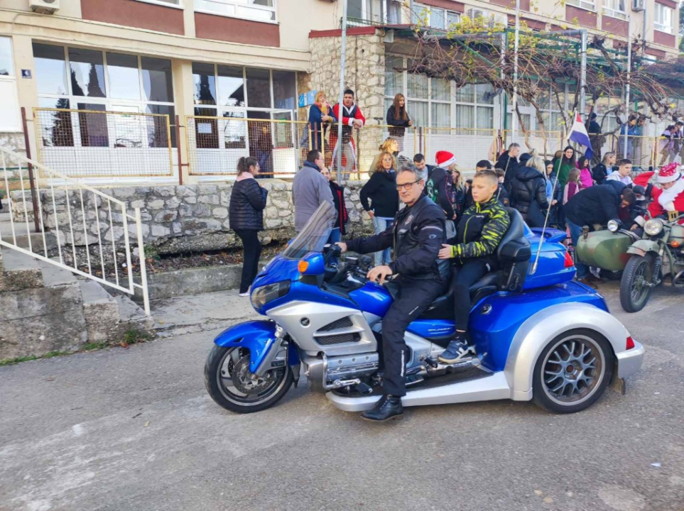 Bajkeri navukli odijelo Djeda Božićnjaka i posjetili korisnike Centra Šubićevac