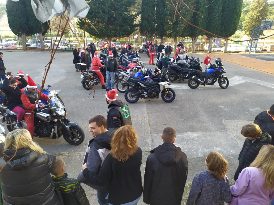 Bajkeri navukli odijelo Djeda Božićnjaka i posjetili korisnike Centra Šubićevac