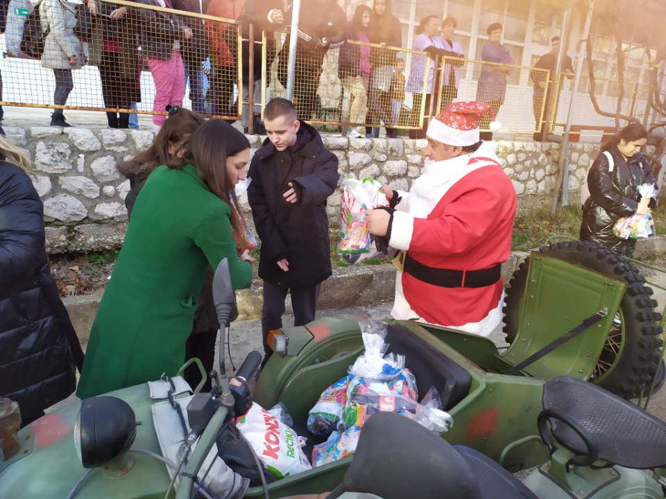 Bajkeri navukli odijelo Djeda Božićnjaka i posjetili korisnike Centra Šubićevac
