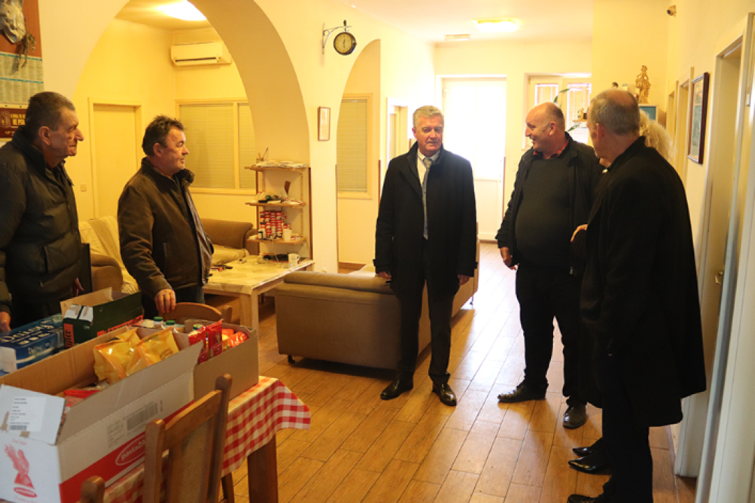 Burić obišao šibenske beskućnike: Donio im hranu i higijenske potrepštine