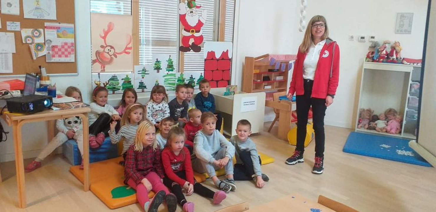 Ekipa šibenskog Crvenog križa posjetila Tisno i s mališanima pričali o potresu