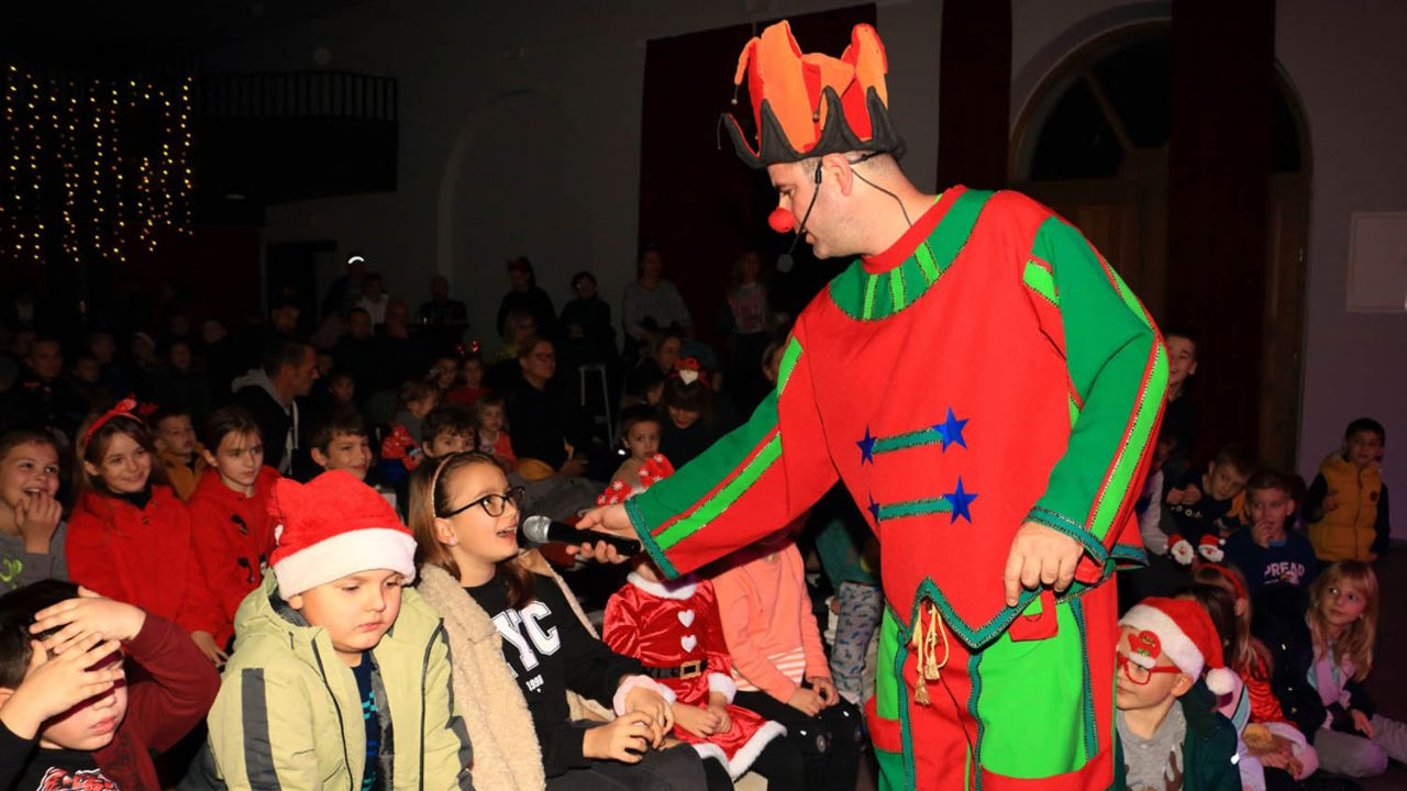 Klaun Šarenko i Djed Božićnjak razveselili djecu u Tisnom