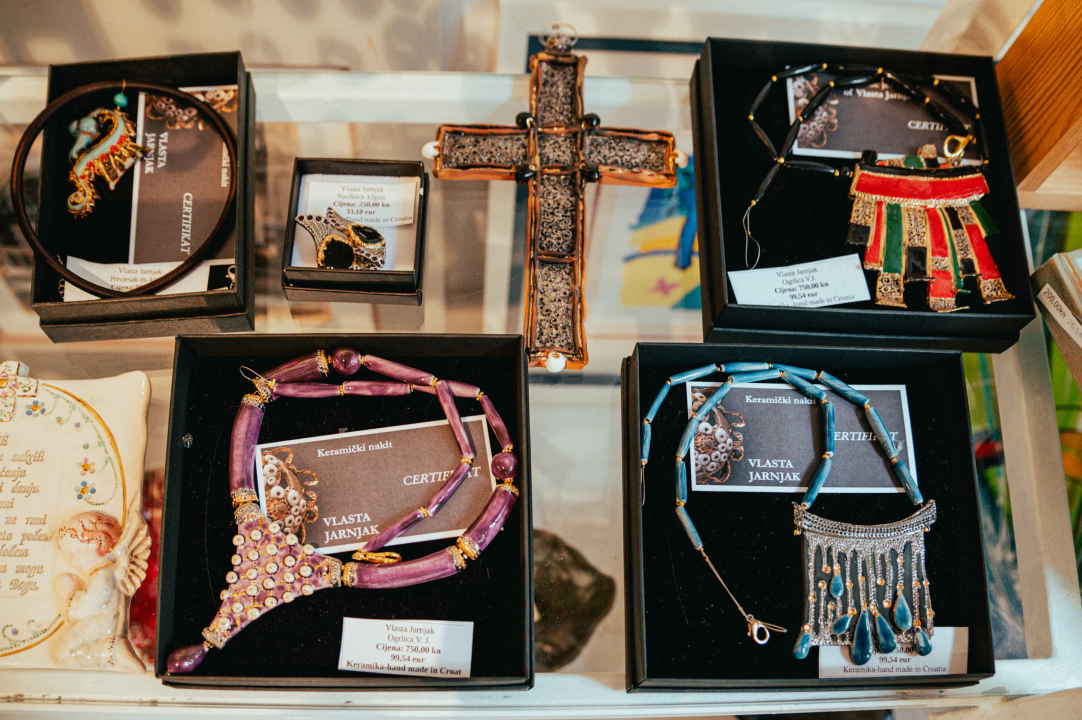 Galerija Juraj Dalmatinac ima savršene unikatne poklone i popust na umjetničke slike 