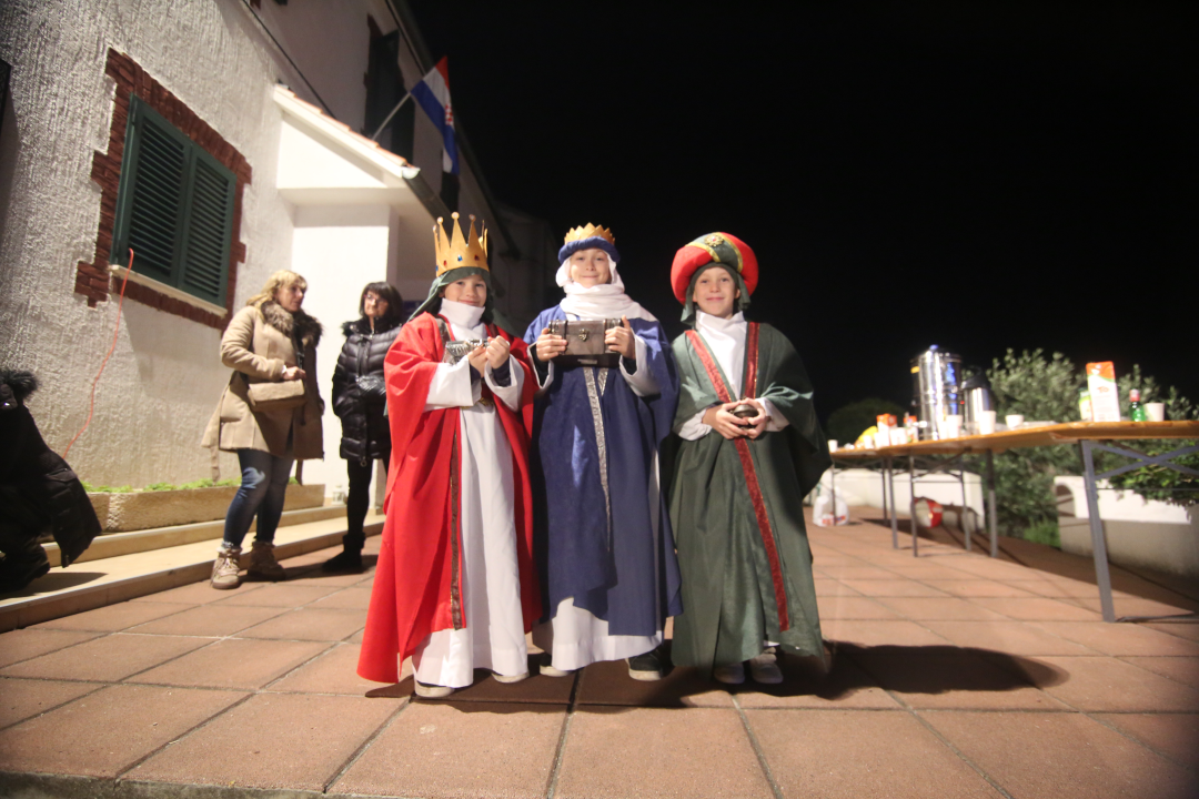 Žive jaslice u Jezerima u izvedbi malih Jezerana