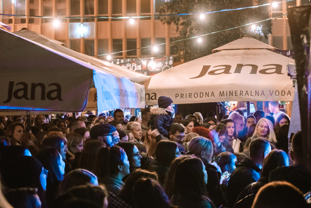 Matija Cvek oduševio šibensku publiku, provjerite koji vas još koncerti očekuju na Božićnom Šušuru!