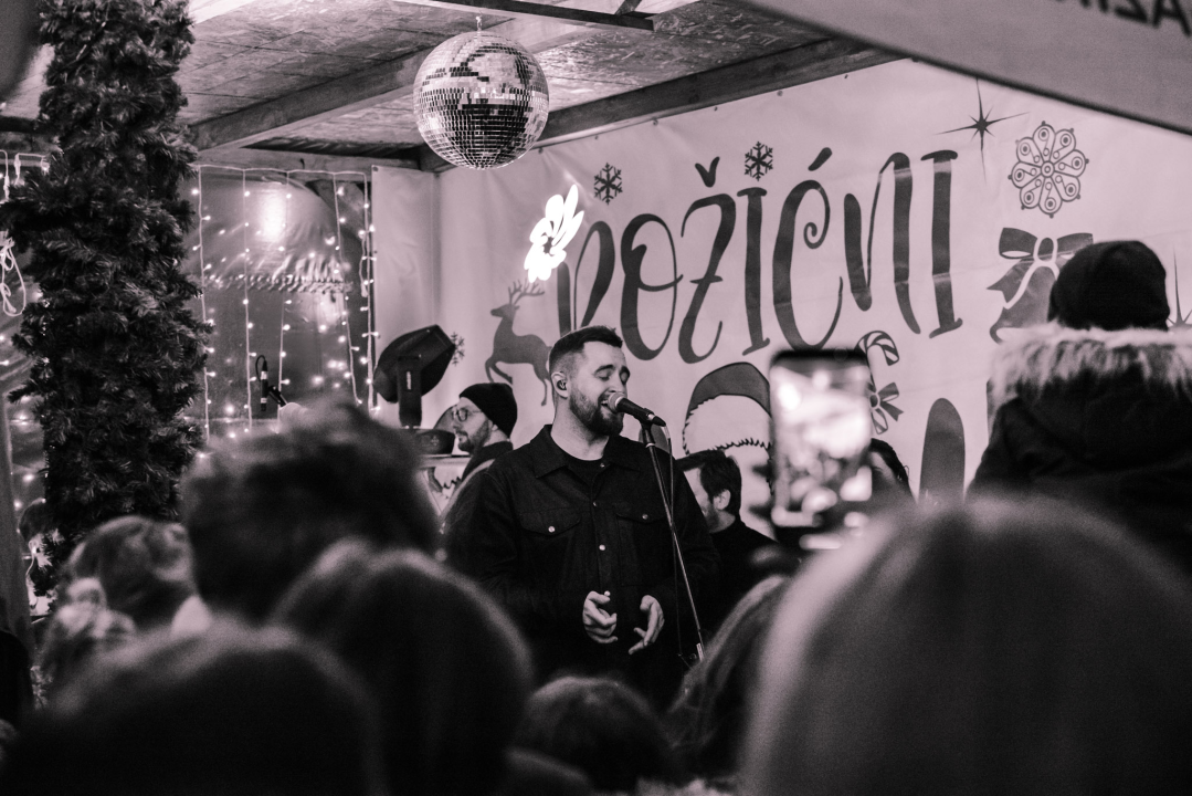 Matija Cvek oduševio šibensku publiku, provjerite koji vas još koncerti očekuju na Božićnom Šušuru!