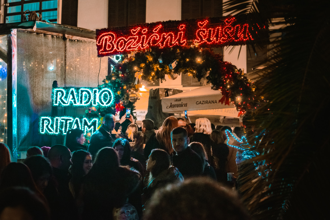 Matija Cvek oduševio šibensku publiku, provjerite koji vas još koncerti očekuju na Božićnom Šušuru!