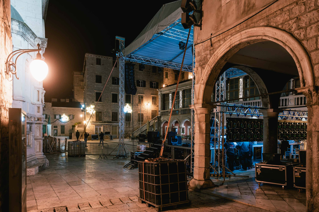 Šibenik se sprema za večer o kojoj će se dugo pričati: Montiraju se pozornica i šankovi
