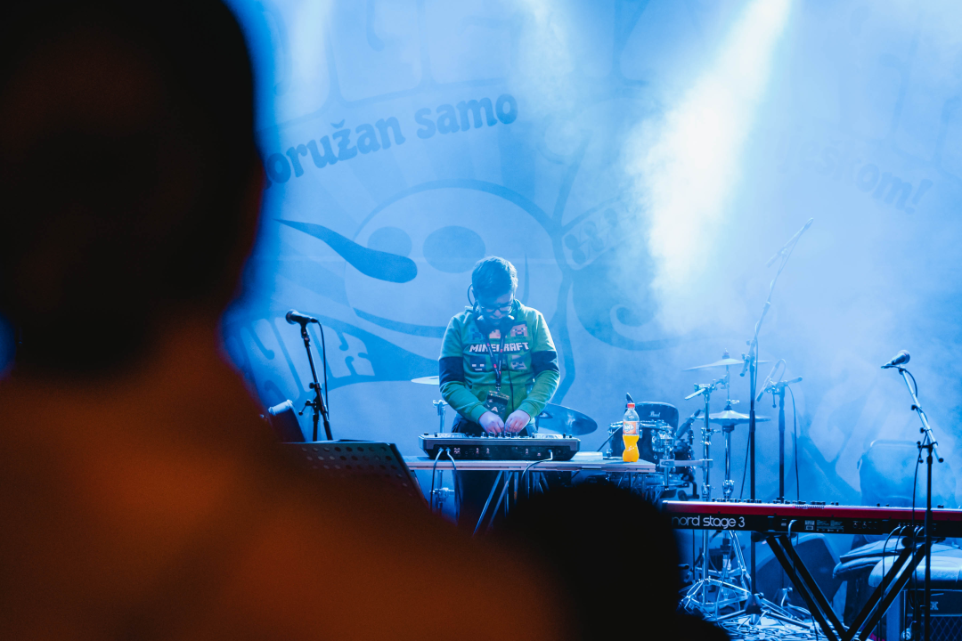 Desetogodišnja senzacija na Adventuri: DJ MichaelX rasplesao park tvrdim zvukom!