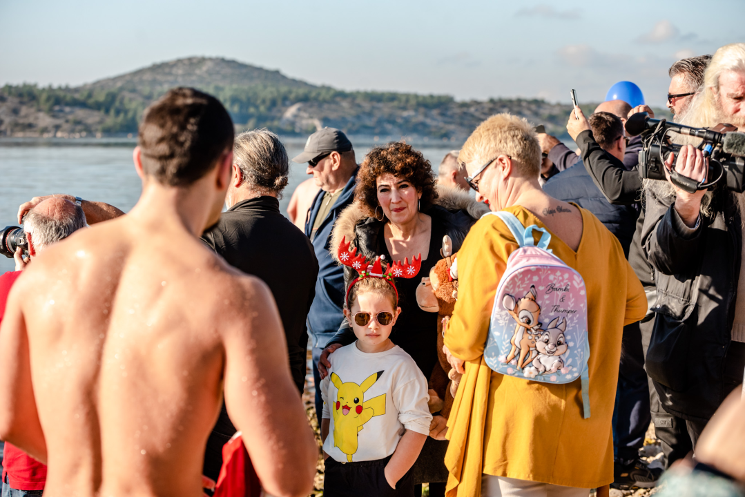 Nekoliko odvažnih okupalo se na Banju u podne na samu Novu godinu: 'U-vodi-mo euro' 