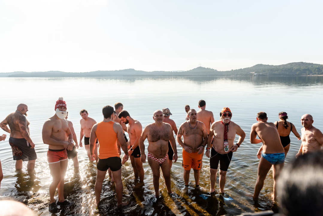 Nekoliko odvažnih okupalo se na Banju u podne na samu Novu godinu: 'U-vodi-mo euro' 