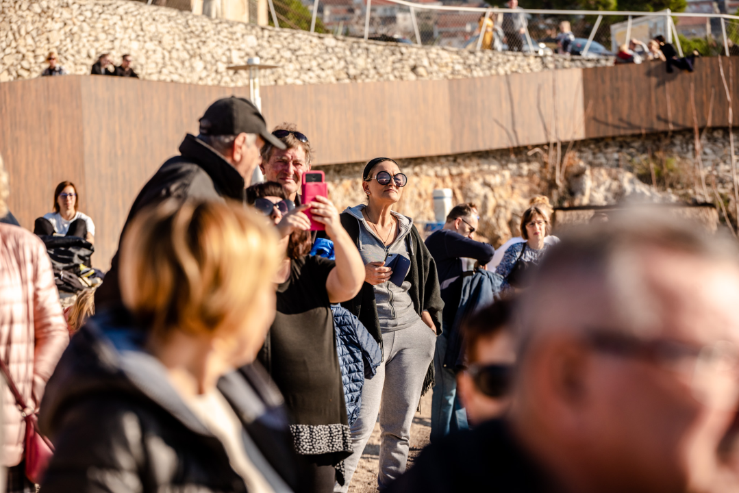 Nekoliko odvažnih okupalo se na Banju u podne na samu Novu godinu: 'U-vodi-mo euro' 