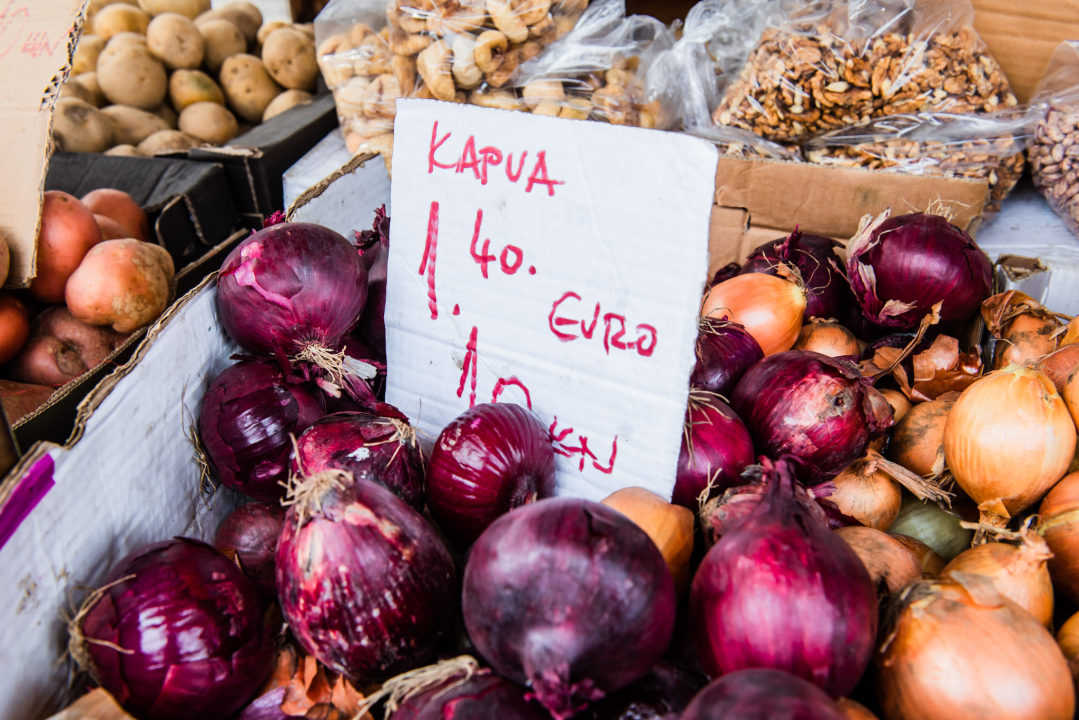 Euro stigao na šibensku pijacu: Jedni nose tri novčanika, drugi plaču za kunom