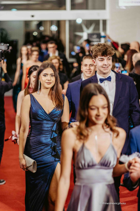 Učenici Ekonomske škole zablistali na maturalnom plesu u Vodicama (1)