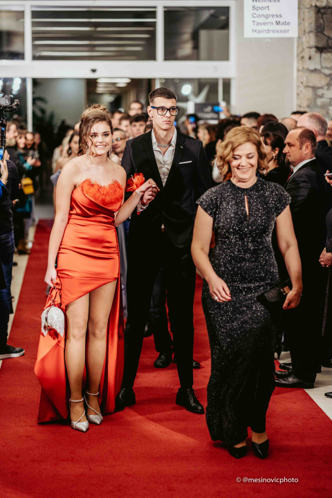 Učenici Ekonomske škole zablistali na maturalnom plesu u Vodicama (1)