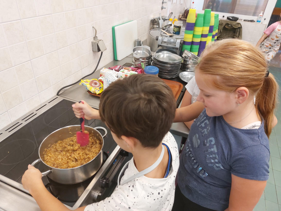 Učiteljica Anita od malih nogu voli raditi kolače, a sada tu ljubav prenosi na učenike: 'Neki žele postati slastičari kad narastu'