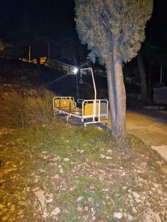 Ako prolazite Tanajom, neka vas ne iznenadi odbačeni bolnički krevet