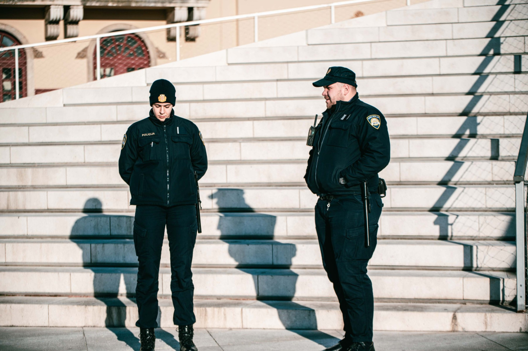 Prosvjednici za prava žena okupili se na Poljani: Nasuprot njih dvadesetak muškaraca molilo krunicu 