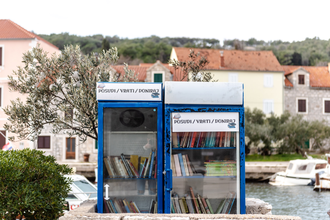 Don Spomenko već 36 godina župnik je na Zlarinu: 'Ja sam vam kao sv. Petar s ključevima, otvaram i crkvu i kafić'