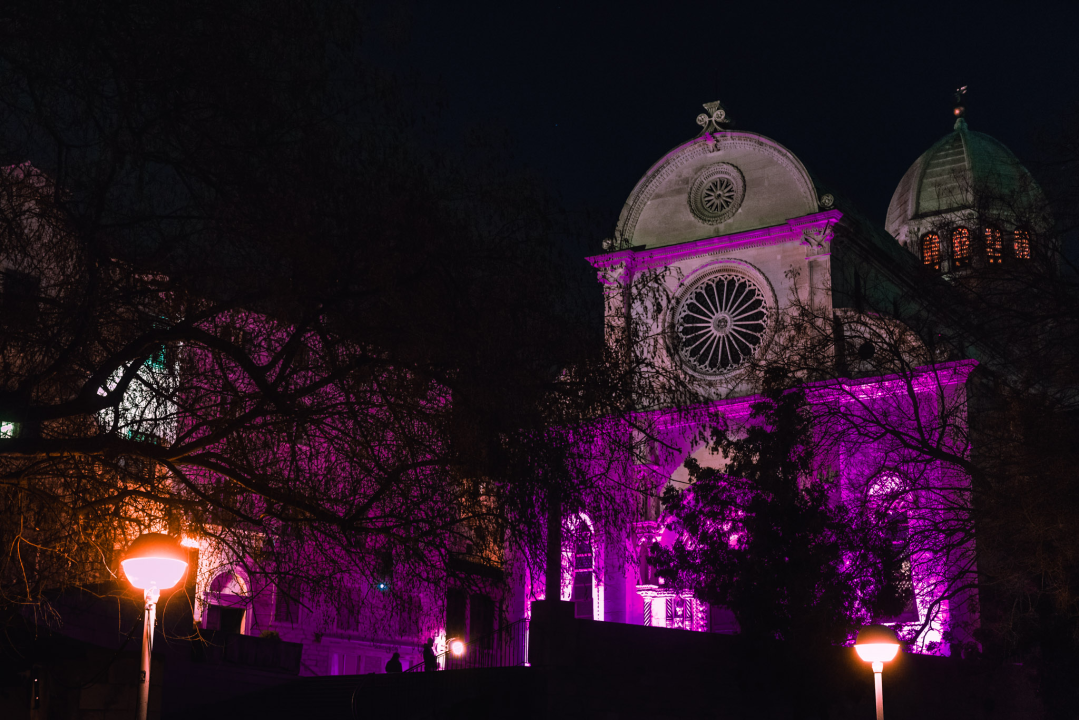 Šibenska katedrala i kazalište u ljubičastoj boji, a sve zbog jednog važnog razloga