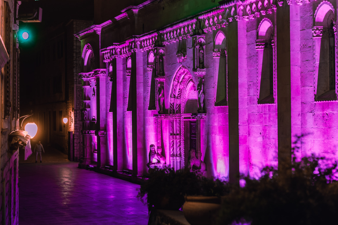 Šibenska katedrala i kazalište u ljubičastoj boji, a sve zbog jednog važnog razloga