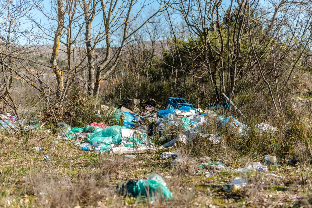 Dnevna doza smeća: Evo hrpe na putu za Dubravu