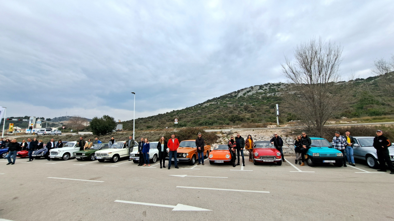 Vlasnici oldtimera iz cijele Dalmacije nedjelju proveli na druženju u Šibeniku