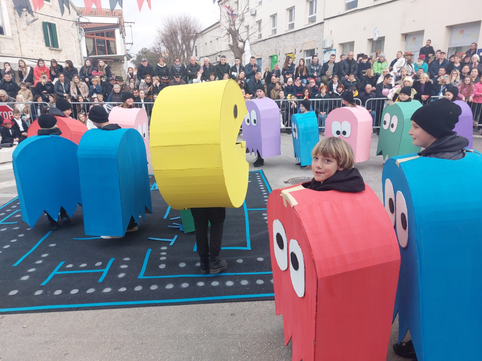 Povorka Malih bak' u Murteru oduševila okupljene: Od Francuske revolucije i mumija do Ježeve kućice