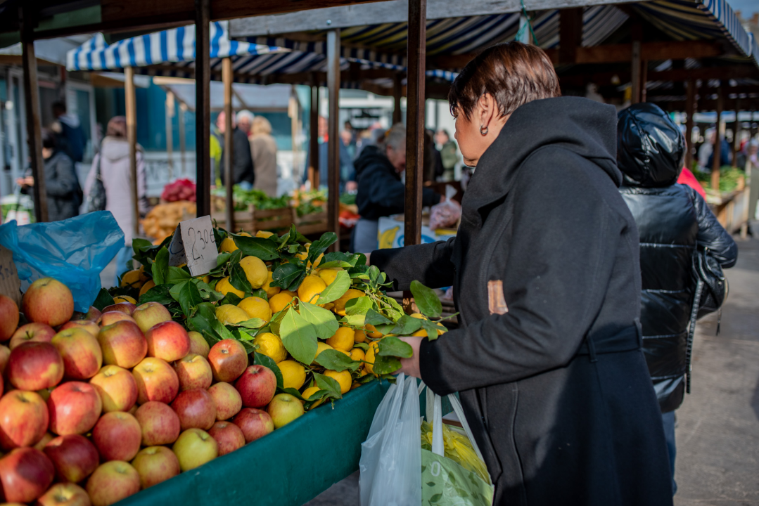 Jutros se na šibenskoj pijaci jasno vidjelo da je petak: Peškarija puna, na zelenom dijelu pustoš 
