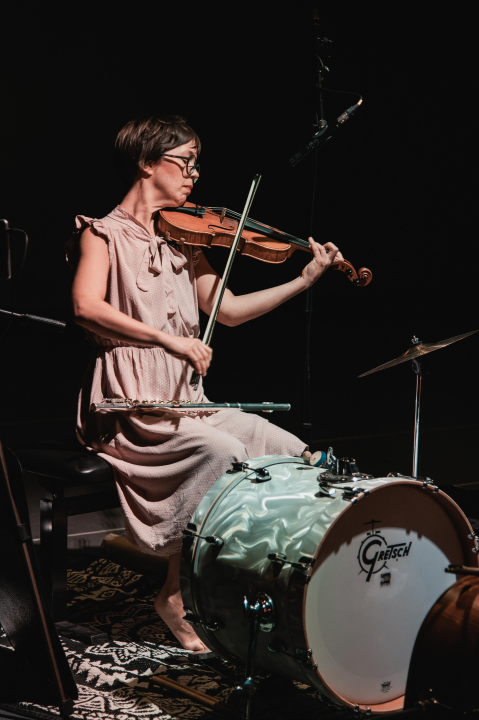 Neverbalna fantazija u Arsenu u maniri novog cirkusa: Usamljena žena protiv masovnog zla