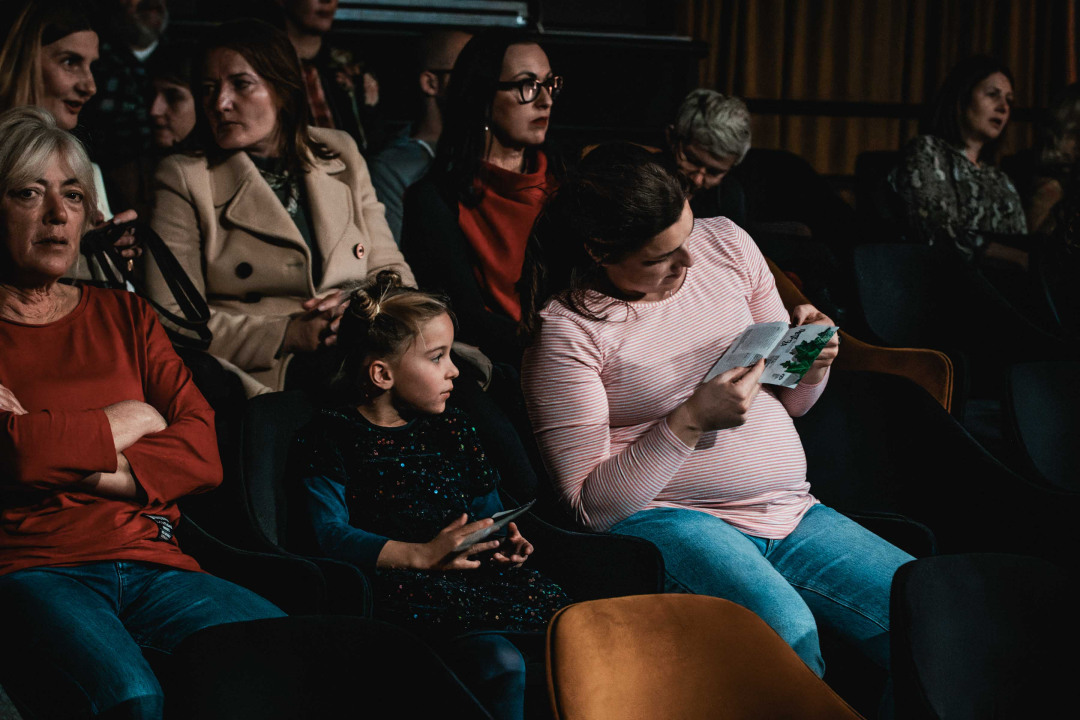 Neverbalna fantazija u Arsenu u maniri novog cirkusa: Usamljena žena protiv masovnog zla