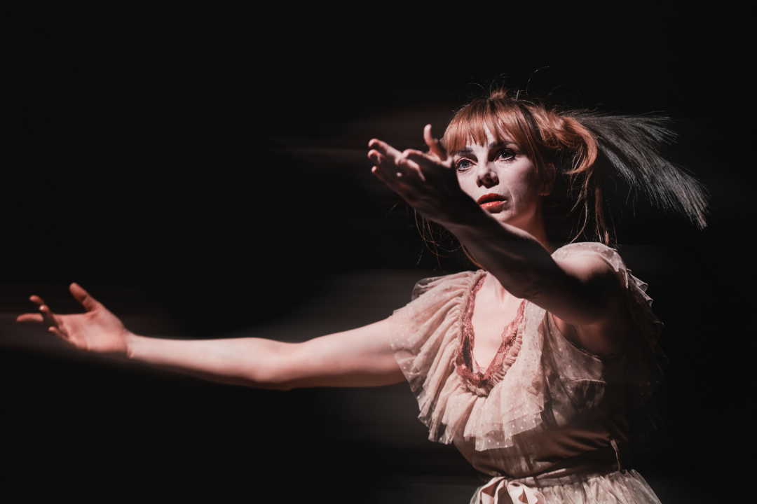 Neverbalna fantazija u Arsenu u maniri novog cirkusa: Usamljena žena protiv masovnog zla