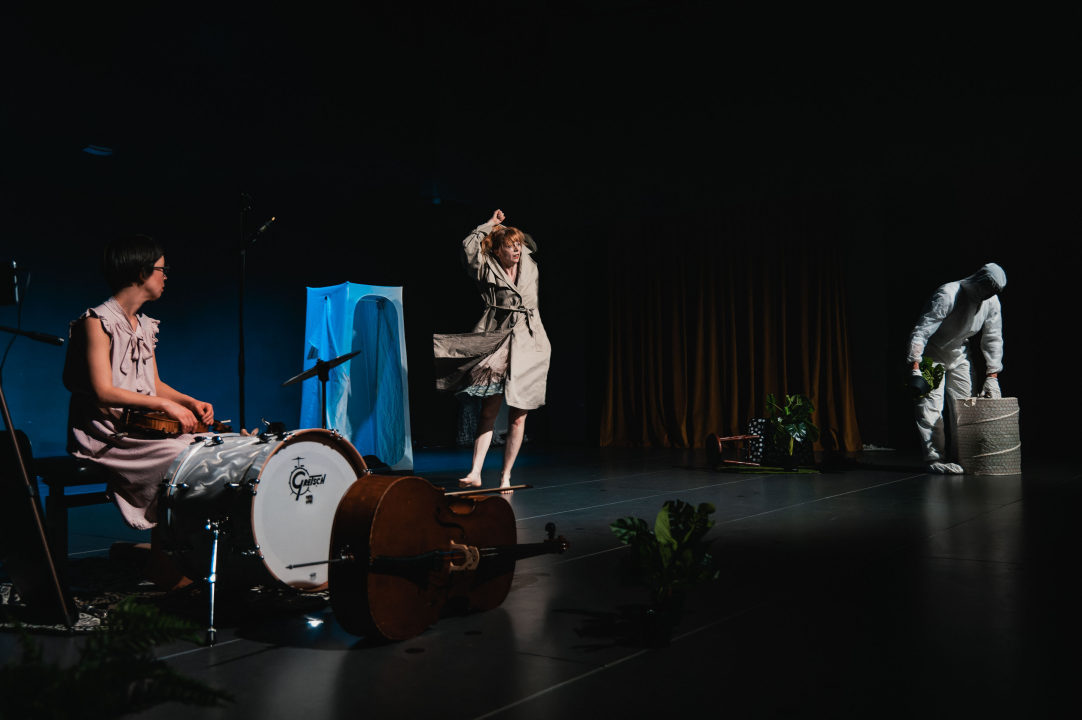 Neverbalna fantazija u Arsenu u maniri novog cirkusa: Usamljena žena protiv masovnog zla