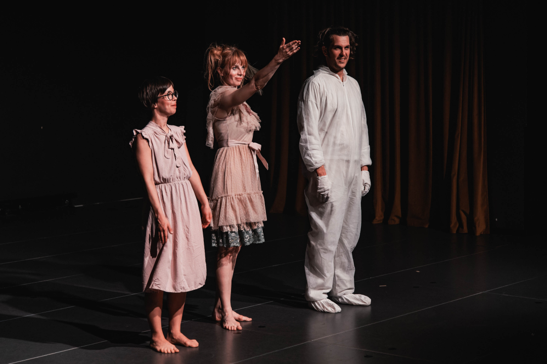 Neverbalna fantazija u Arsenu u maniri novog cirkusa: Usamljena žena protiv masovnog zla