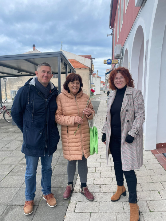 Članovi SDP-a Šibensko-kninske županije danas su tradicionalno dijelili karanfile širom županije 