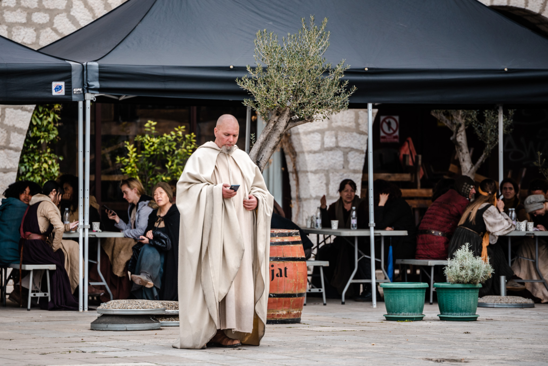 Nabrijani ‘orao-zmaj’, kočije, vatreni demon...: Scena ispred katedrale postaje sve zanimljivija