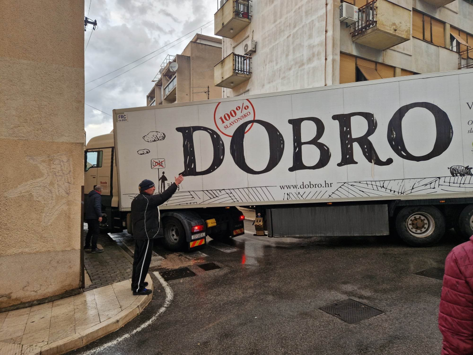 Izvučen šleper iz Težačke ulice: Nije puno okupljenih vjerovalo da se to uopće može