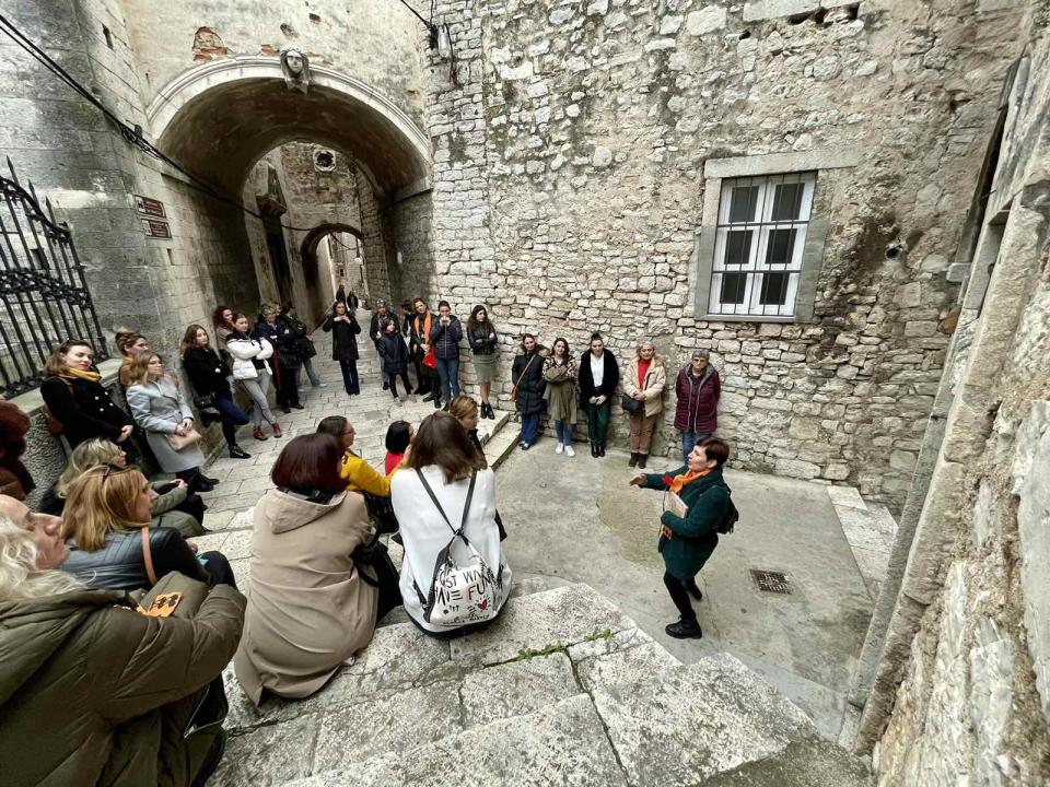 Znate li tko su Anka Bulat, Ana Šare i Slavka Berović? Vodiči ispričali priče o važnim šibenskim curama