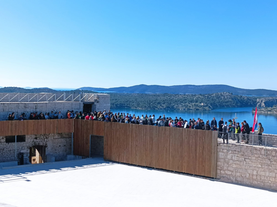 Križni put mladih Šibenske biskupije od katedrale do Okita